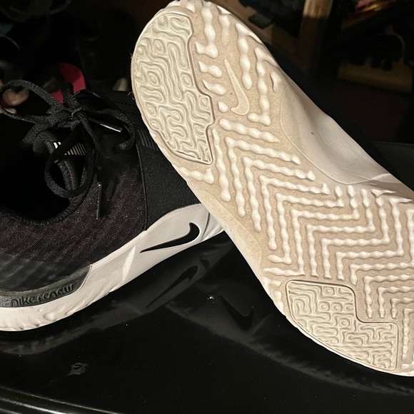 Women’s black Nikes size 9.5 - Picture 2 of 5